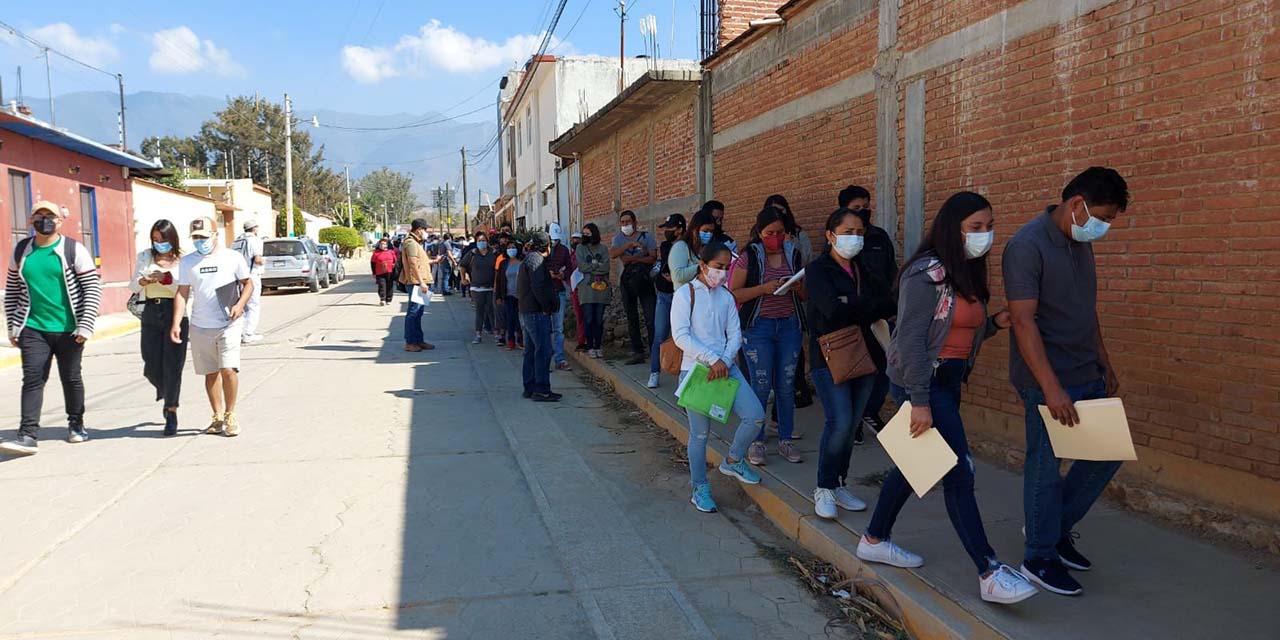 Desorganización en jornada de vacunación anticovid en Santa Lucía | El Imparcial de Oaxaca