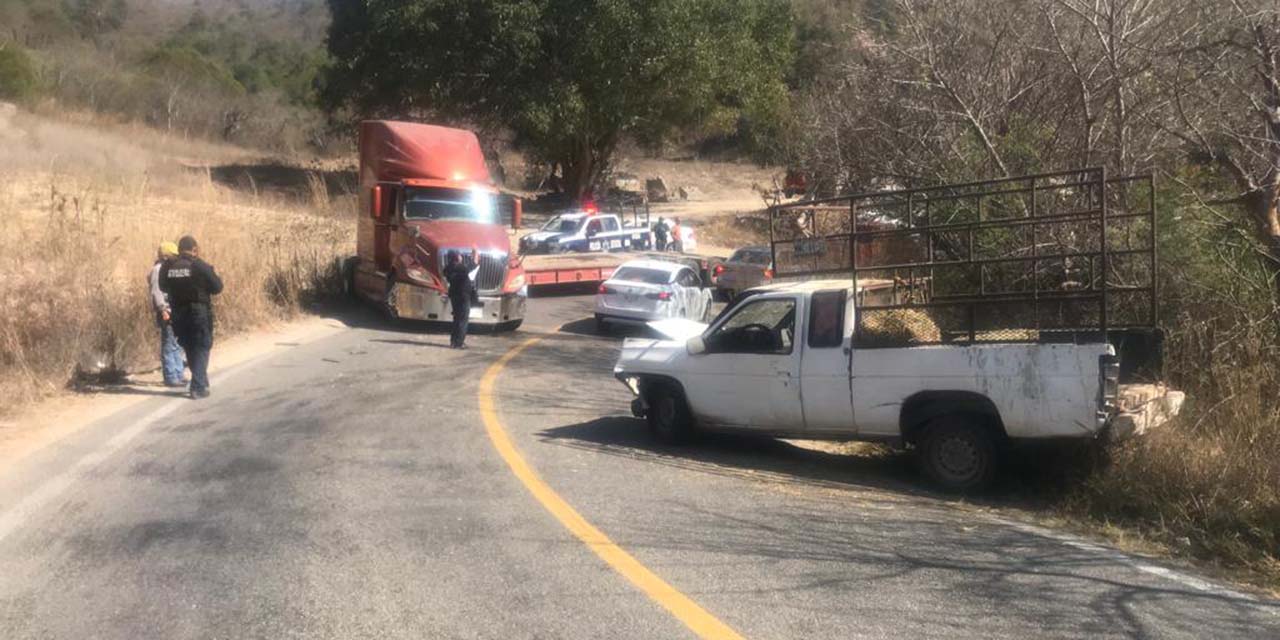 Violenta colisión entre un tráiler y camioneta particular | El Imparcial de Oaxaca