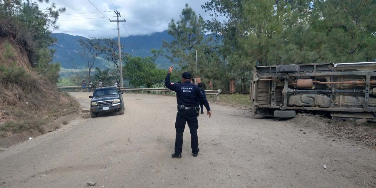 Falta de pericia provoca volcadura de camioneta | El Imparcial de Oaxaca