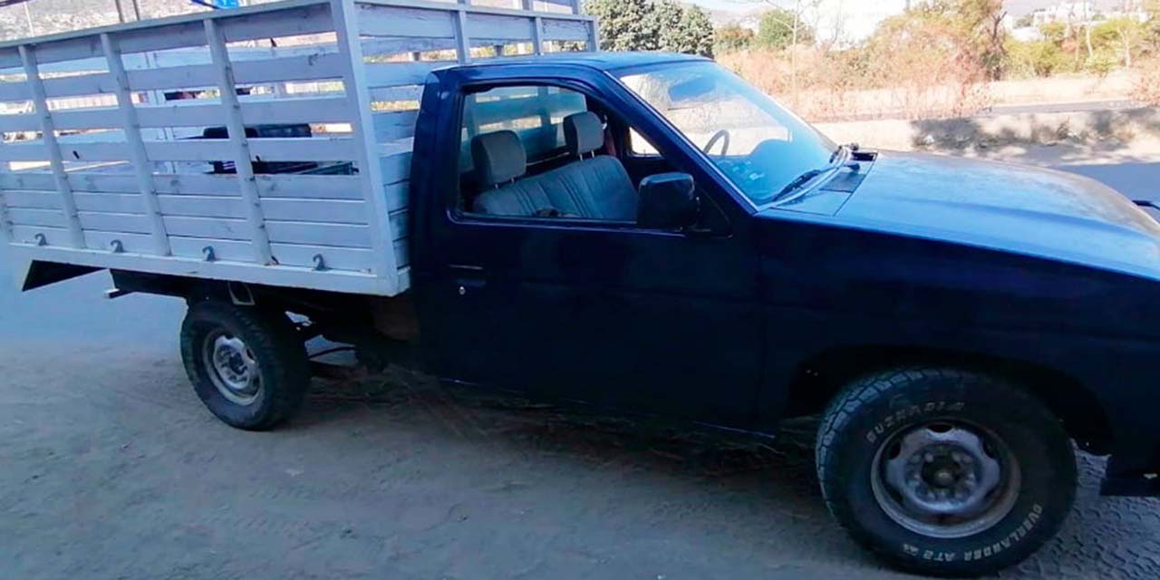 Aseguran camioneta por llevar placas sobrepuestas