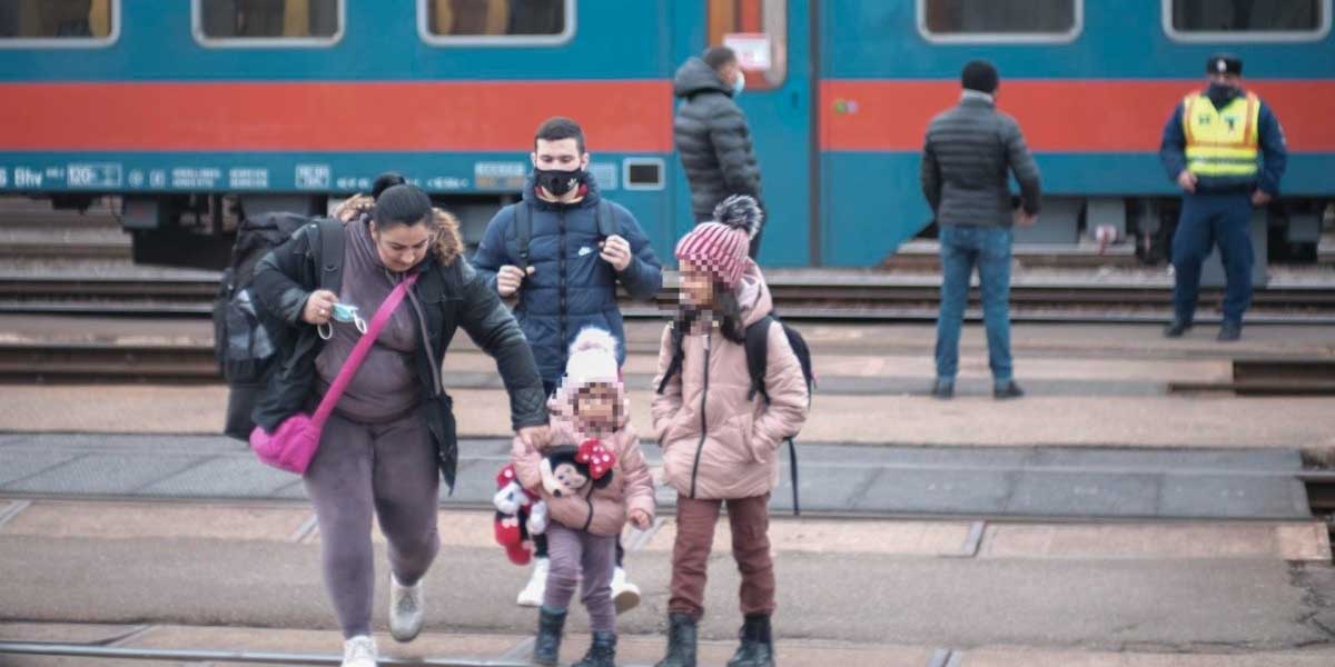Padre entrega a sus hijos a una desconocida para salvarlos de la guerra