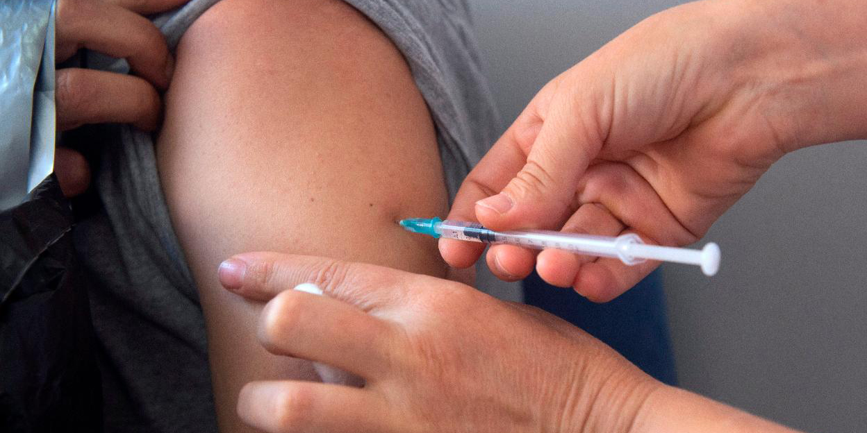 ¿Por qué duele el brazo donde es aplicada la vacuna?