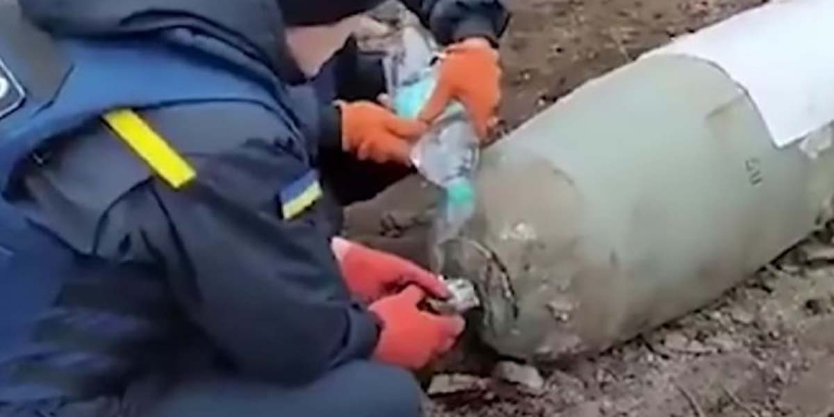 Con botella de agua y guantes, así desactivan enorme bomba rusa en Ucrania