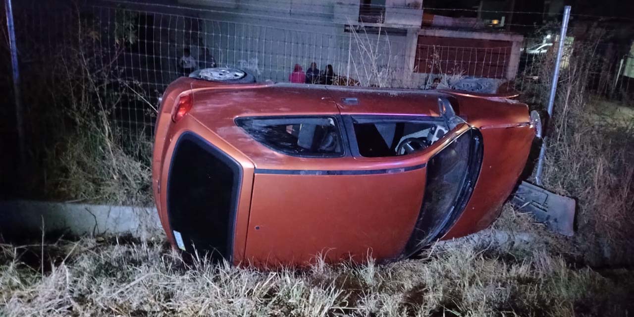 Se salva de milagro tras volcar en su unidad