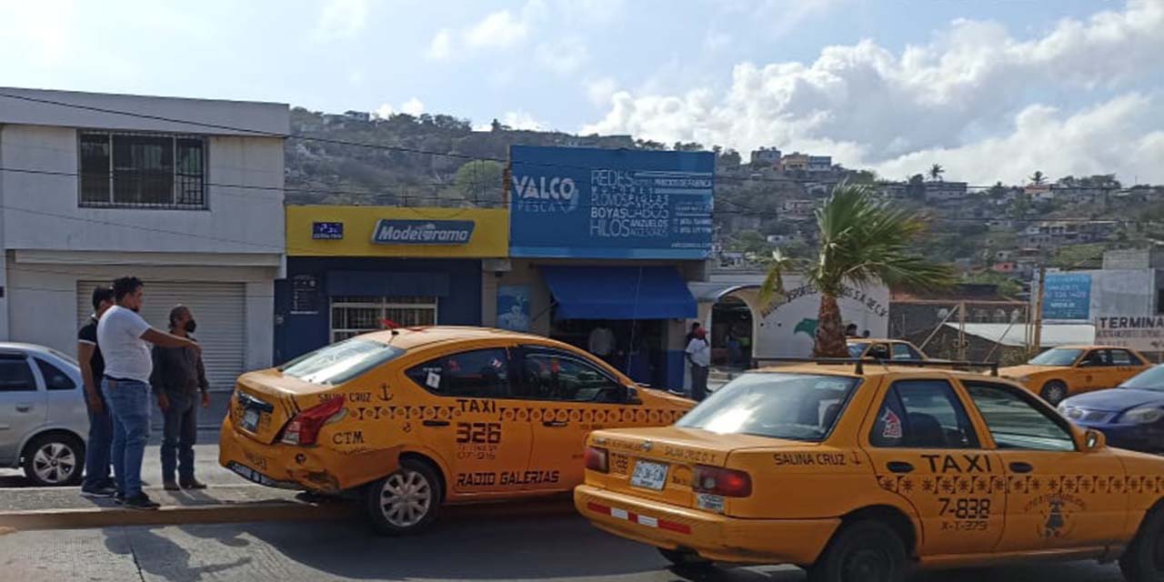 Colisión entre taxis deja daños materiales | El Imparcial de Oaxaca