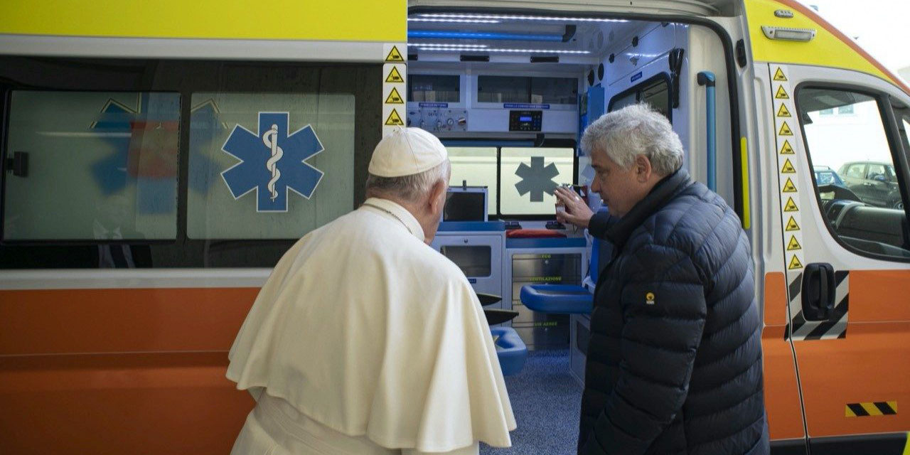 El papa Francisco bendijo una ambulancia que el Vaticano envió a Ucrania | El Imparcial de Oaxaca