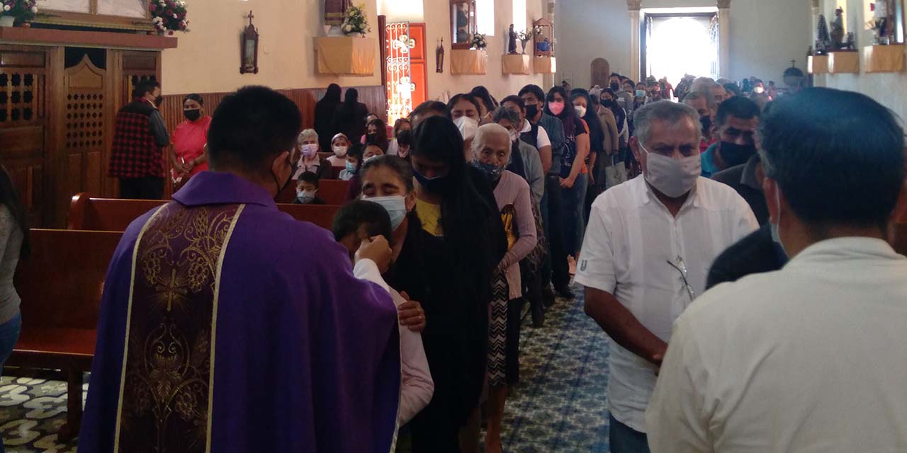 Acuden católicos de Huautla al tradicional miércoles de ceniza | El Imparcial de Oaxaca