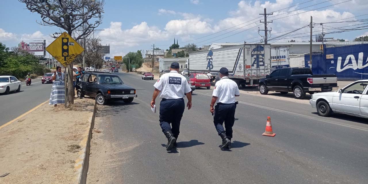 Camioneta embiste a auto particular | El Imparcial de Oaxaca