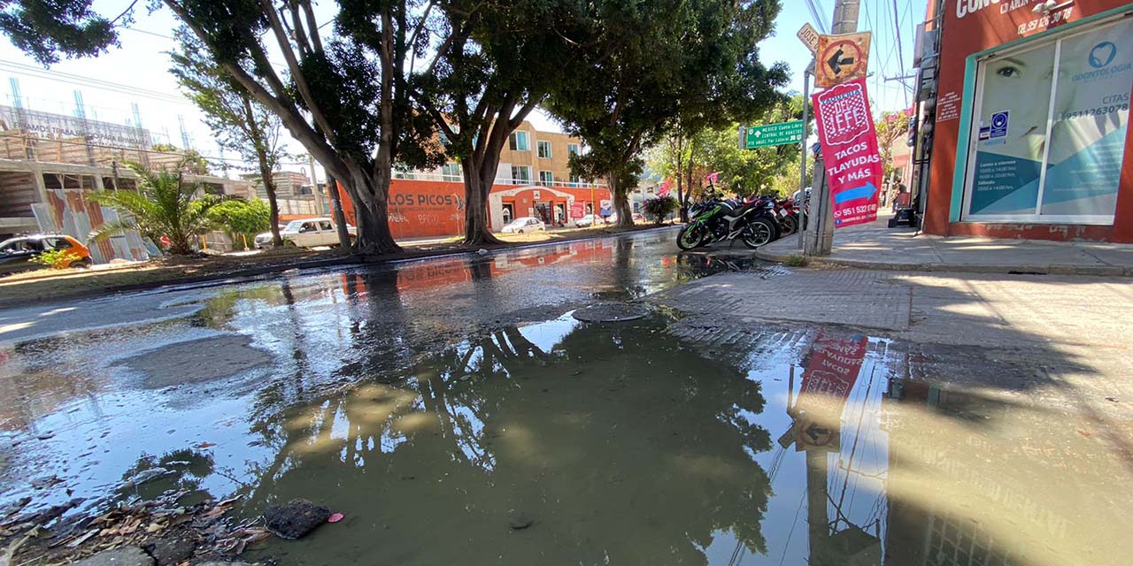 Obra de SAPAO inunda de aguas negras en Av. Ferrocarril | El Imparcial de Oaxaca