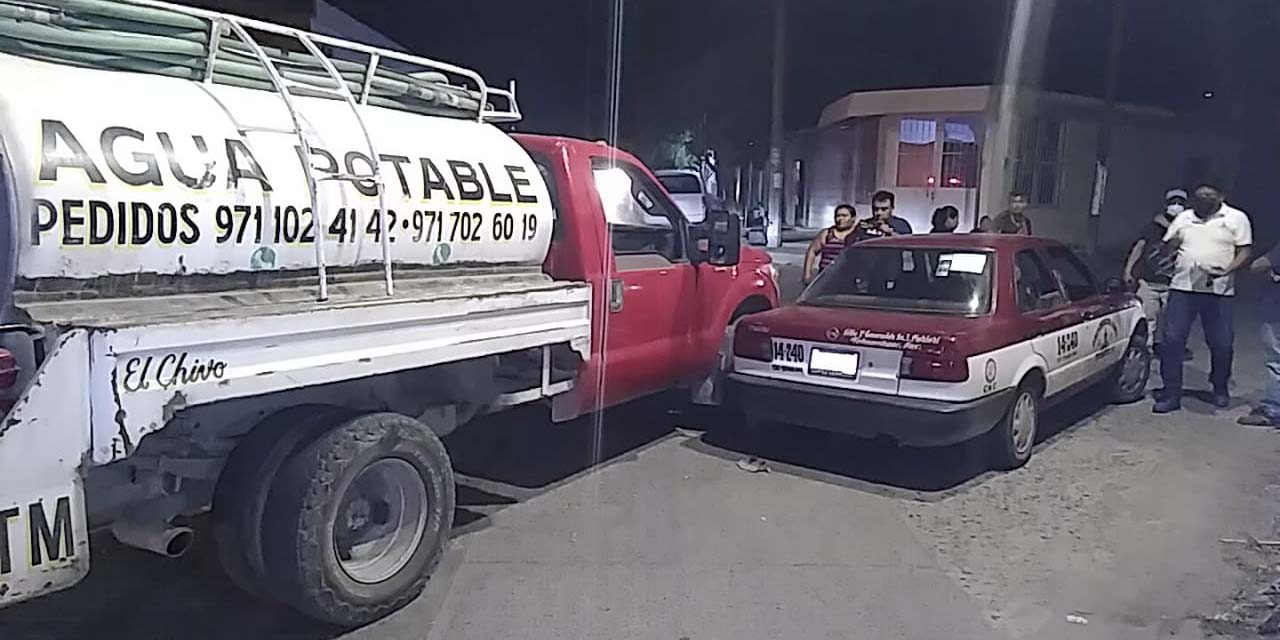 Choque de pipa contra taxi deja daños materiales
