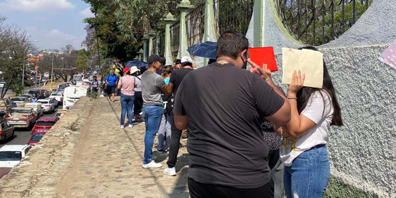 Otra vez, largas filas para vacunación anticovid-19 | El Imparcial de Oaxaca