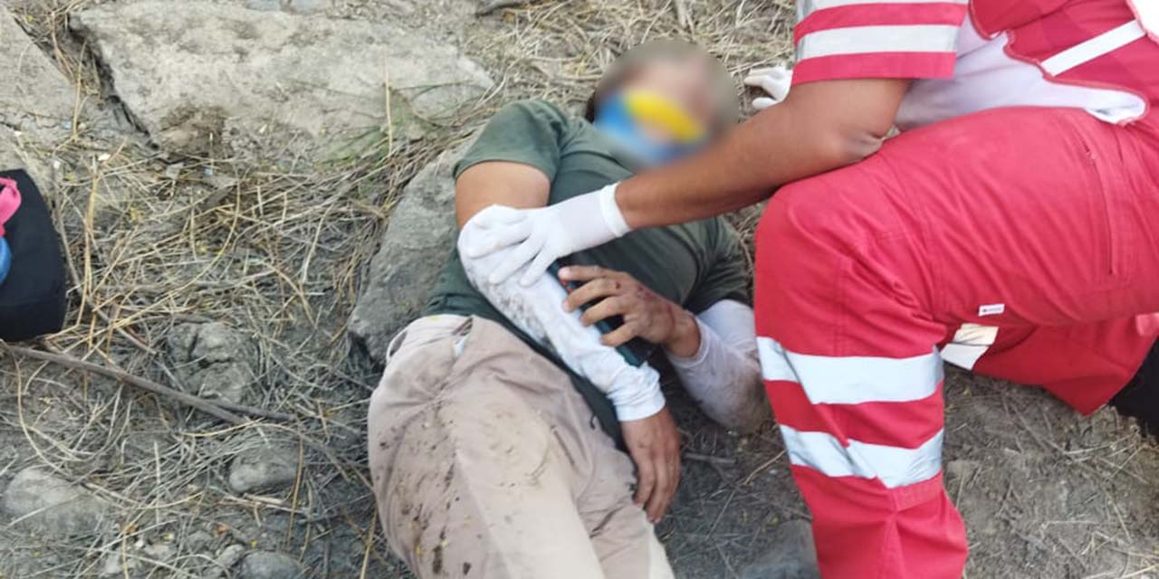 Volcadura de taxi deja un lesionado