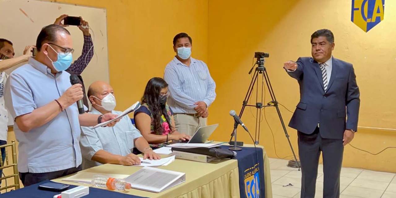 Entre violencia, eligen a director de Contaduría | El Imparcial de Oaxaca