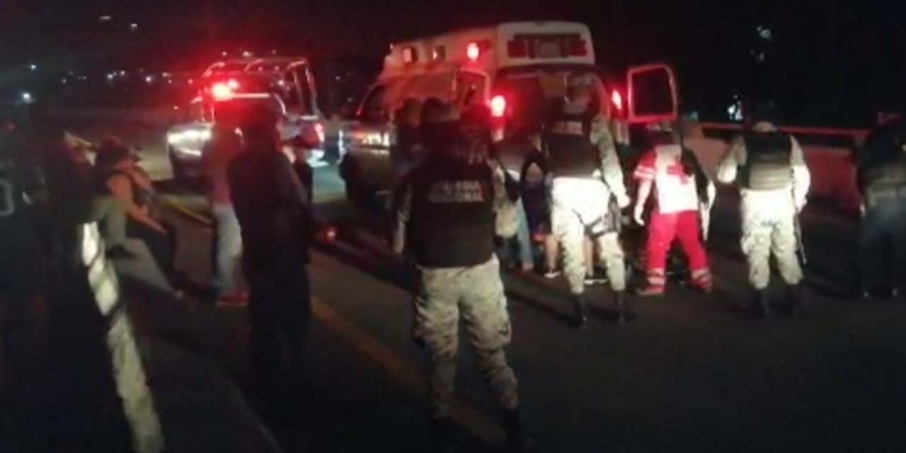 Paramédicos socorren a motociclista derrapado
