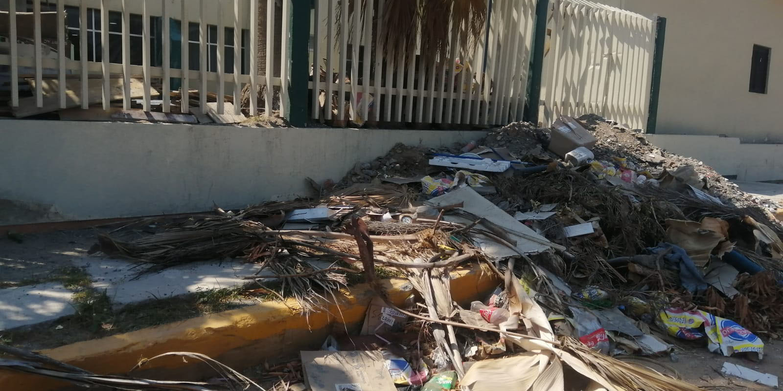 Arroja IMSS desechos  a calle de Salina Cruz