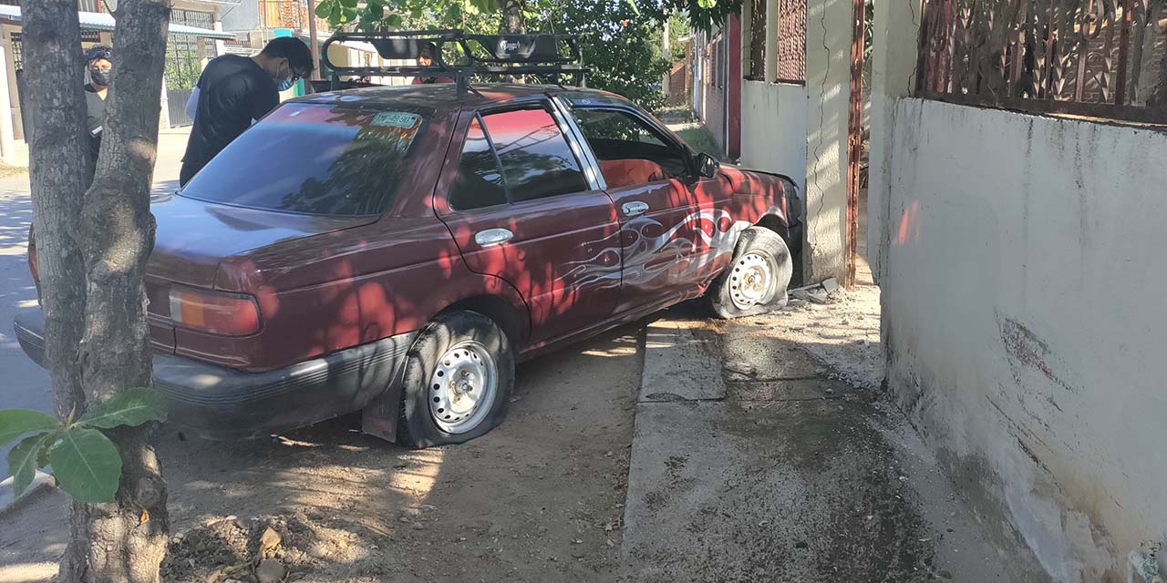 Se impacta en vivienda por conducir a exceso de velocidad