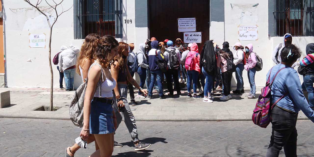 Cumplen normalistas 24 días de afectar a la ciudad | El Imparcial de Oaxaca
