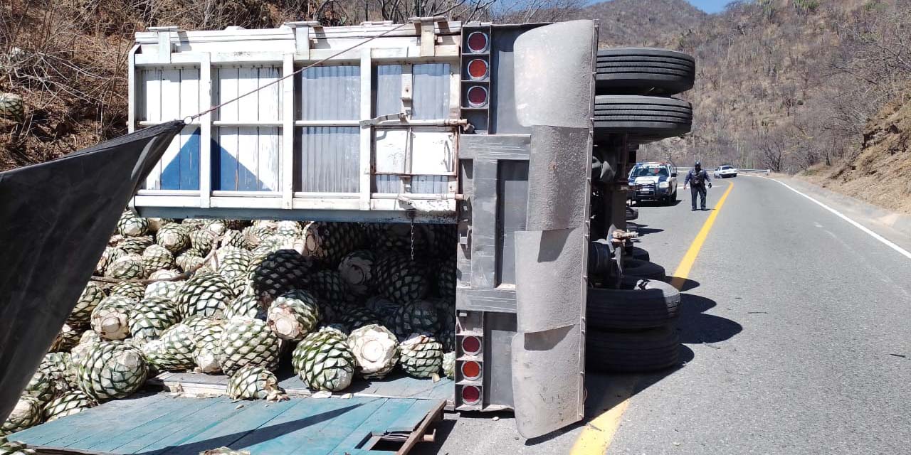 Se accidenta camión con piñas de maguey | El Imparcial de Oaxaca