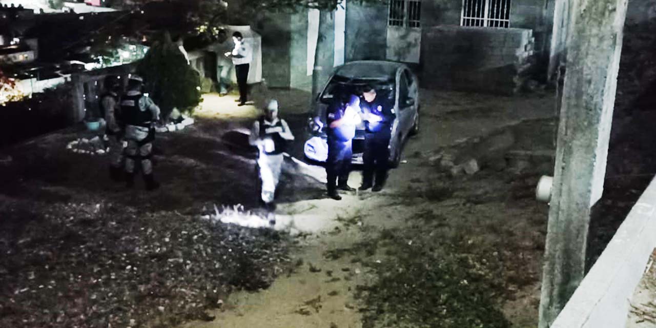 Vehículo vuelca y cae en domicilio | El Imparcial de Oaxaca