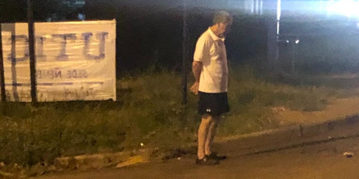 ¿Qué hace este hombre en el paradero todas las noches?