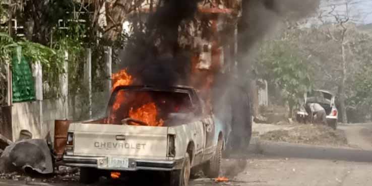 Incendian dos camionetas | El Imparcial de Oaxaca
