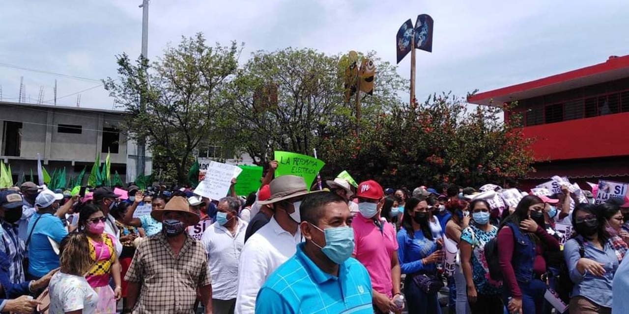 Ciudadanos protestan a favor de una reforma eléctrica | El Imparcial de Oaxaca