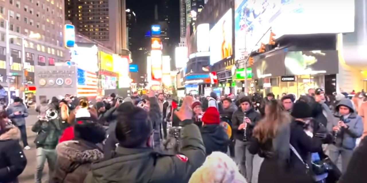 VÍDEO: Ameniza banda oaxaqueña en el Times Square | El Imparcial de Oaxaca