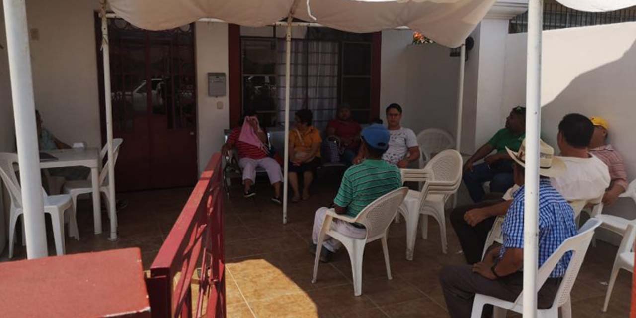 Rebelión de Servidores de la Nación, retienen a funcionarios | El Imparcial de Oaxaca