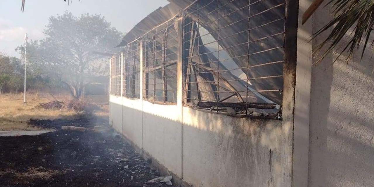 Vándalos incendian salón de clases | El Imparcial de Oaxaca