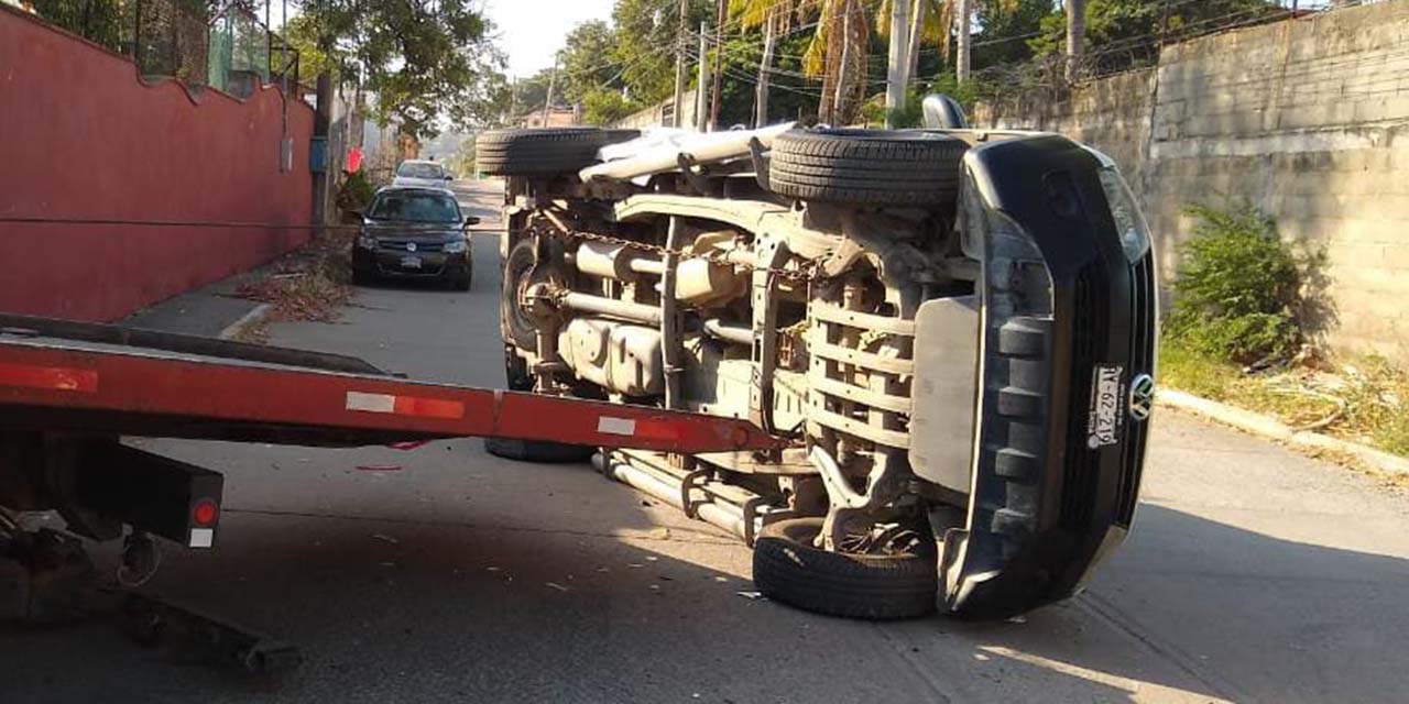 Choca y vuelca por conducir a exceso de velocidad