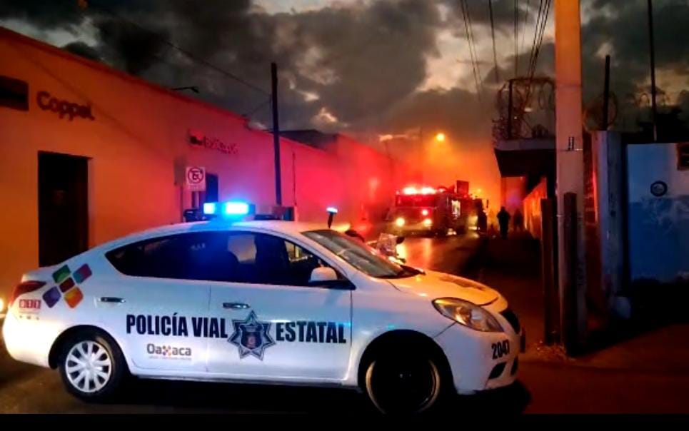 ¡ÚLTIMA HORA! Incendio en tienda departamental en Oaxaca alerta a vecinos