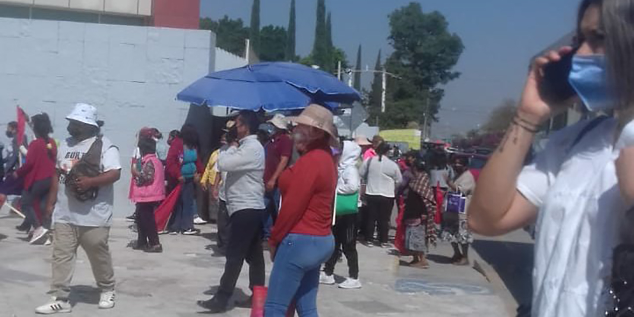 VÍDEO: Evacúan empleados de Cd. Administrativa ante presencia de manifestantes | El Imparcial de Oaxaca