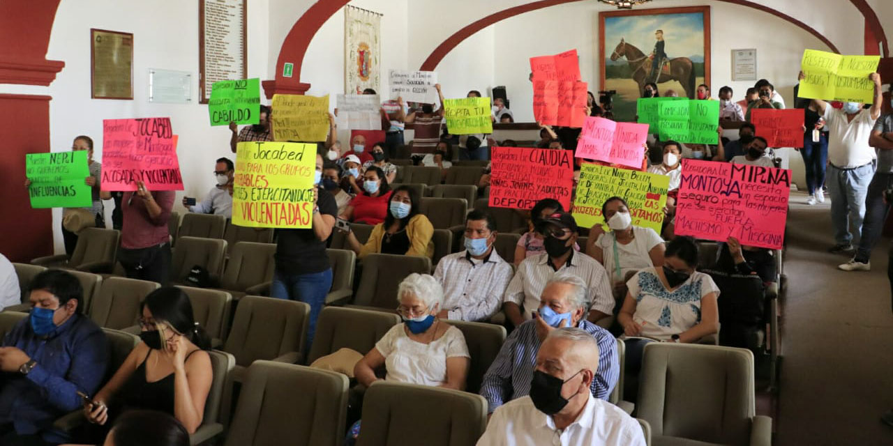 Irrumpen comerciantes palacio municipal; habitantes de Montoya exigen respeto a sus derechos | El Imparcial de Oaxaca