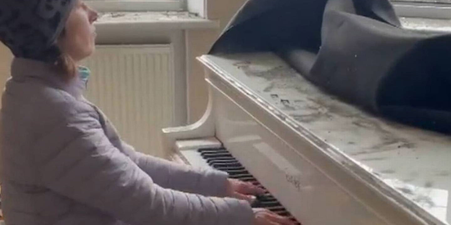 La verdad de la pianista ucraniana tocando una melodía mientras su casa fue bombardeada | El Imparcial de Oaxaca