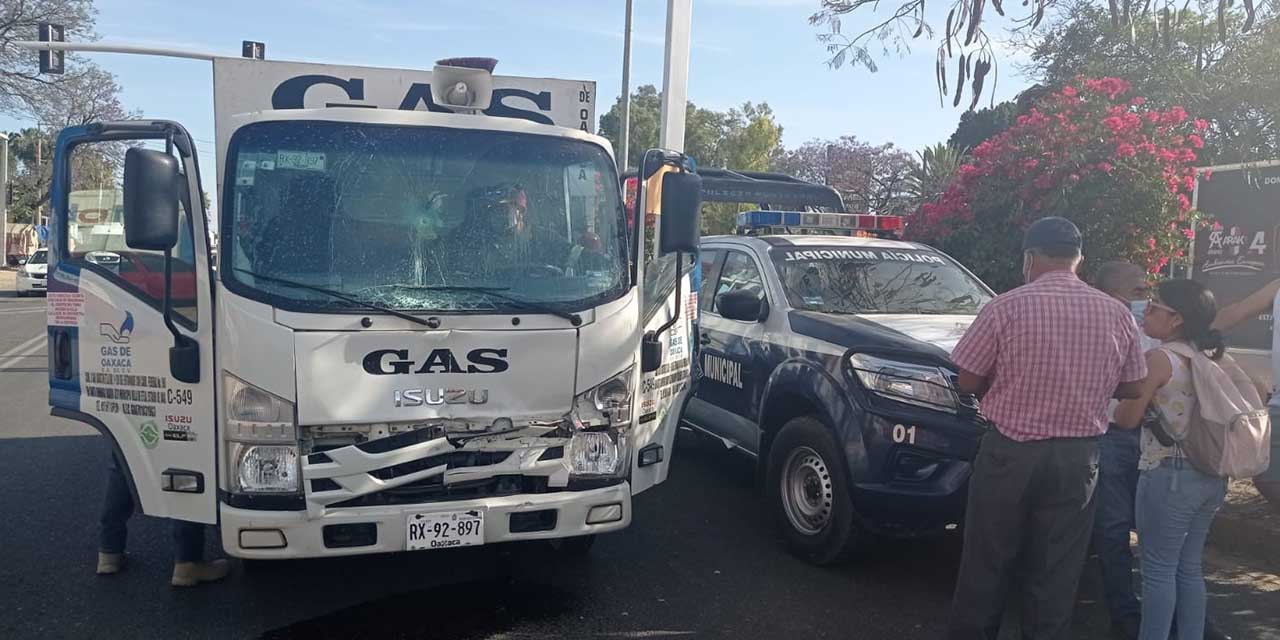 Camión gasero choca a patrulla | El Imparcial de Oaxaca