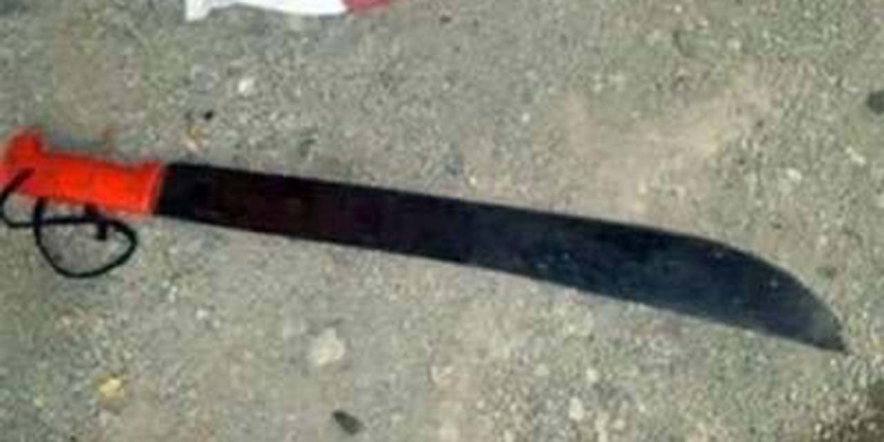 Lo matan a machetazos