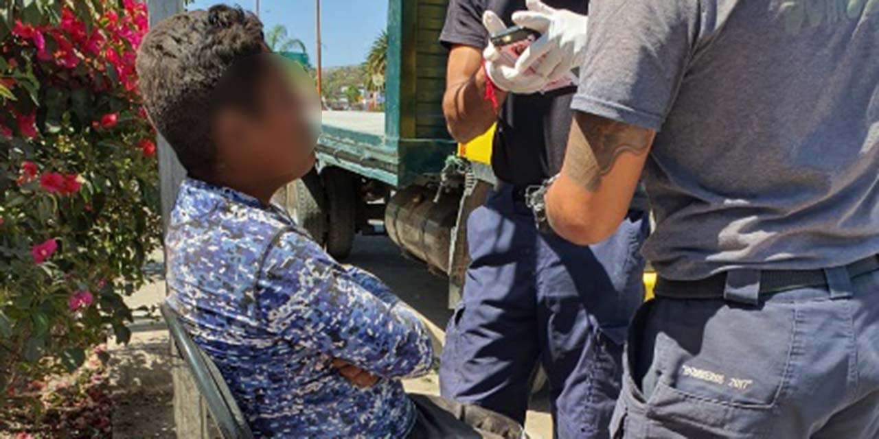Menor cae con su moto a socavón | El Imparcial de Oaxaca