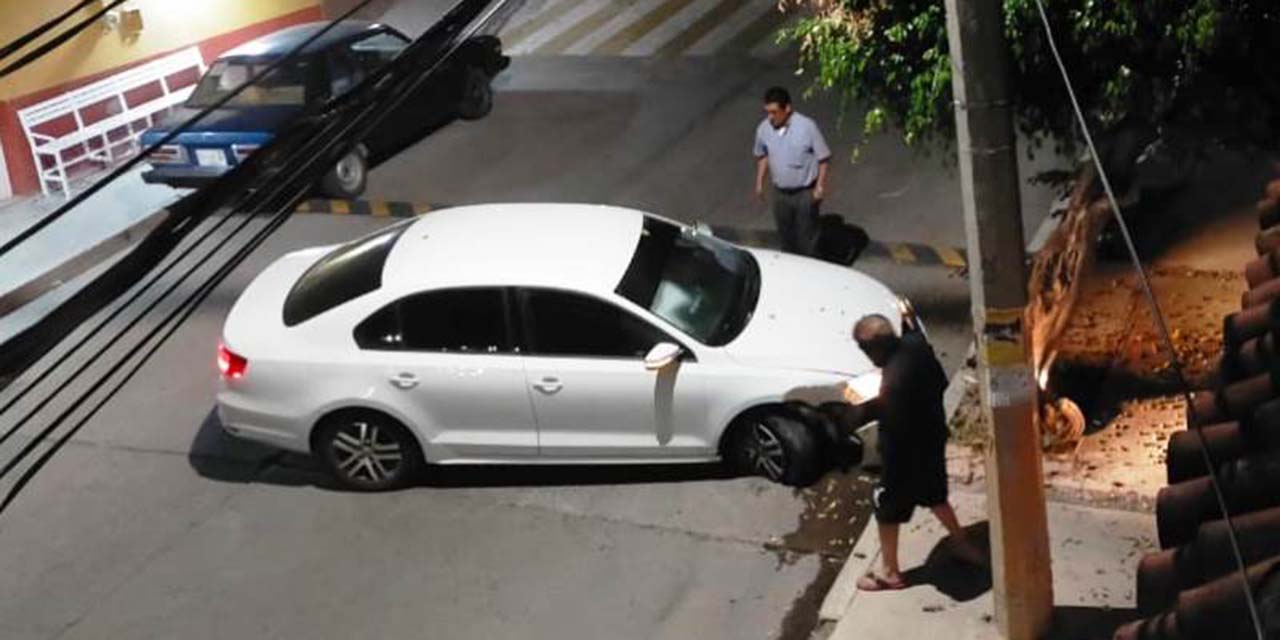 Ebrio sufre accidente con su auto | El Imparcial de Oaxaca