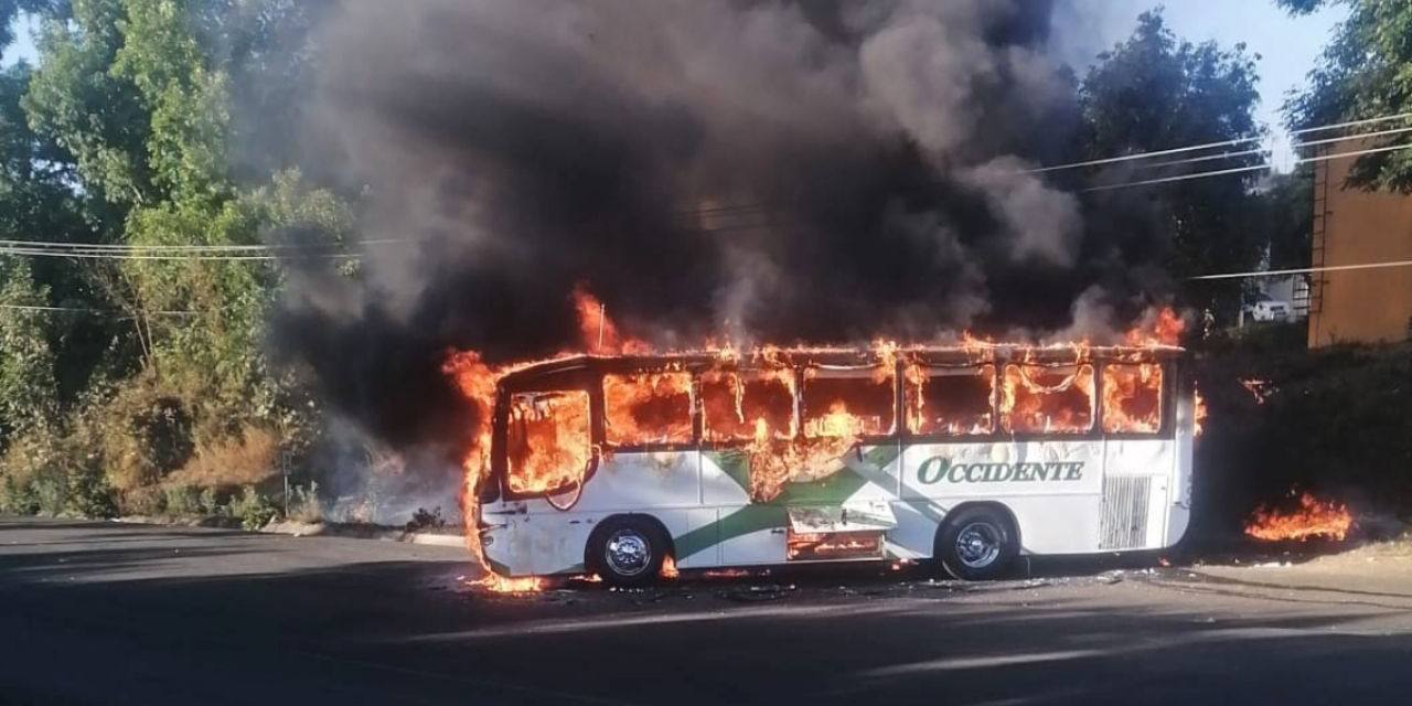 Pobladores de Michoacán incendian vehículos por desaparición de 2 estudiantes | El Imparcial de Oaxaca