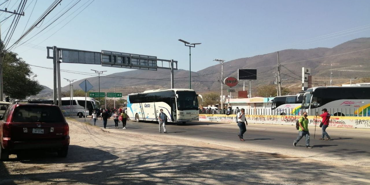 Manifestantes bloquean la Autopista; piden a AMLO detener a Enrique Peña Nieto | El Imparcial de Oaxaca