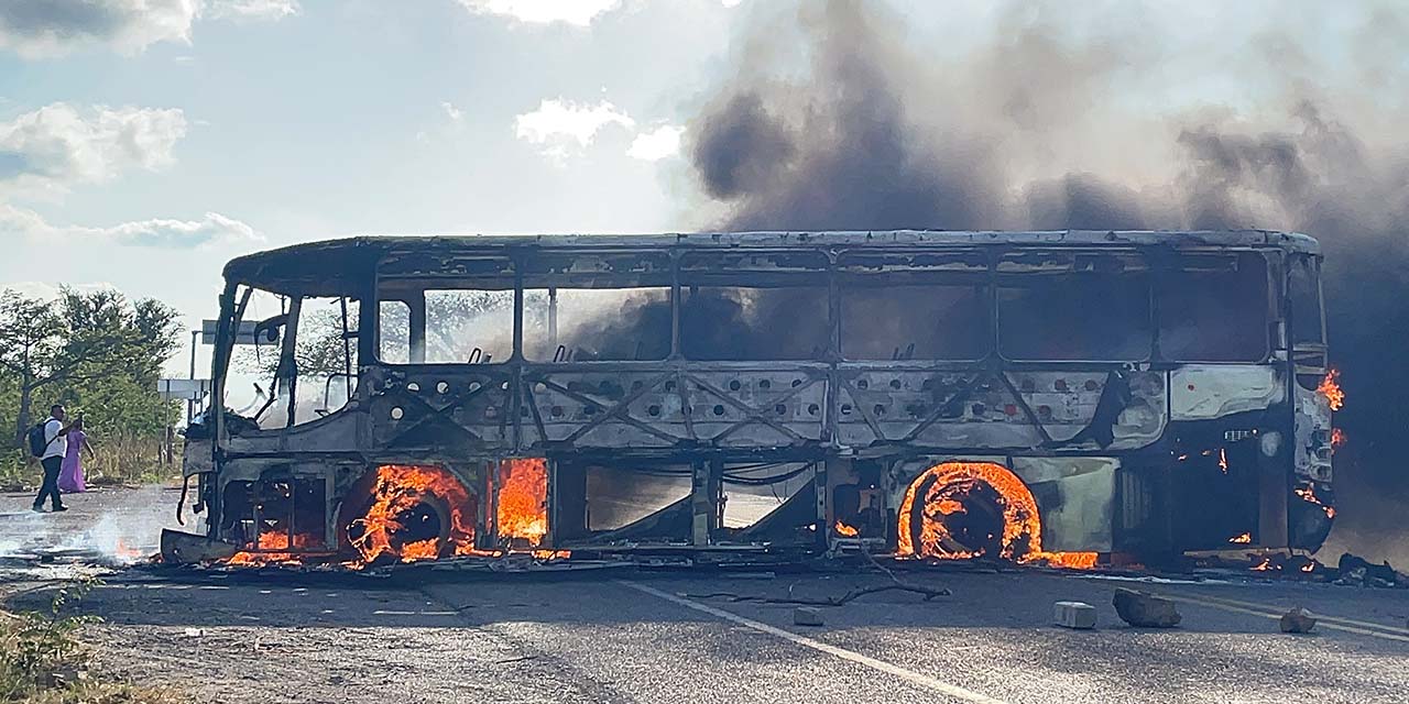 Manifestantes queman autobús; exigen nuevas elecciones | El Imparcial de Oaxaca