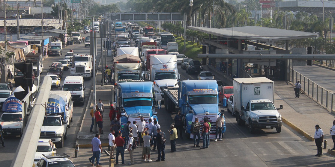 Paro de transportistas provoca caos vial en carreteras | El Imparcial de Oaxaca