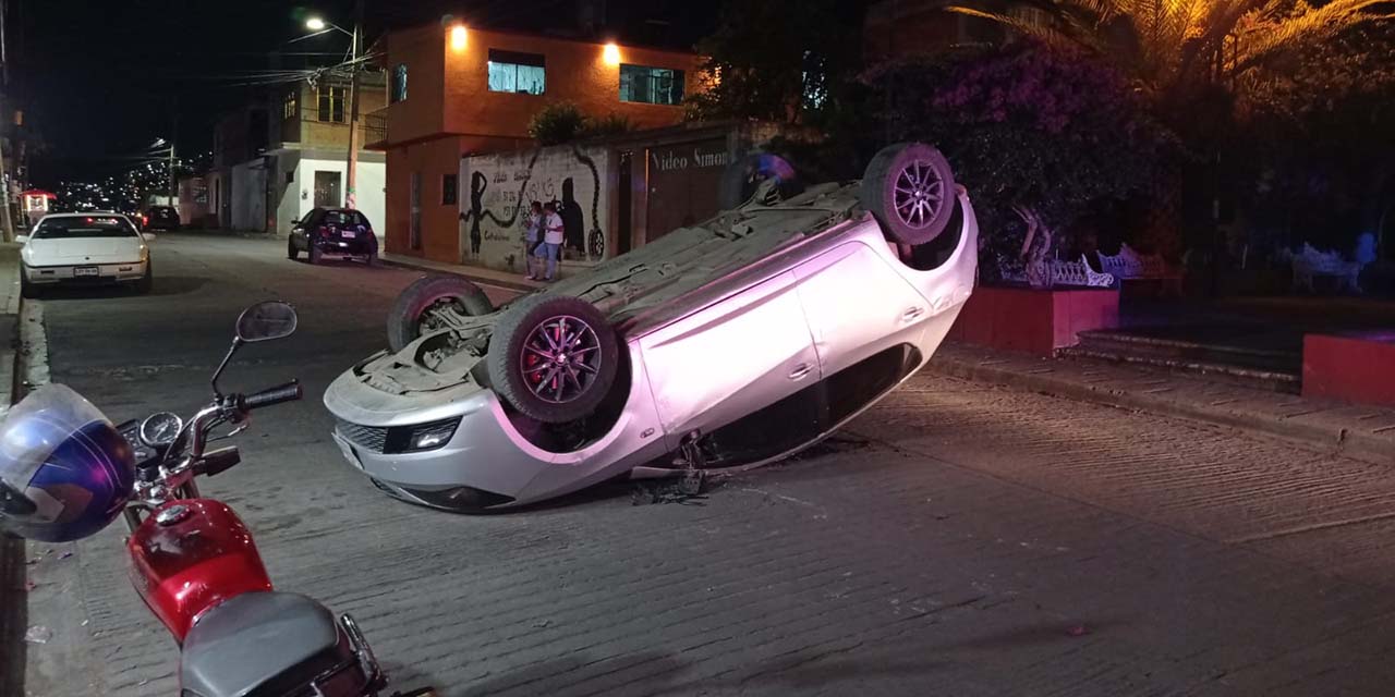 Vuelcan auto y lo abandonan