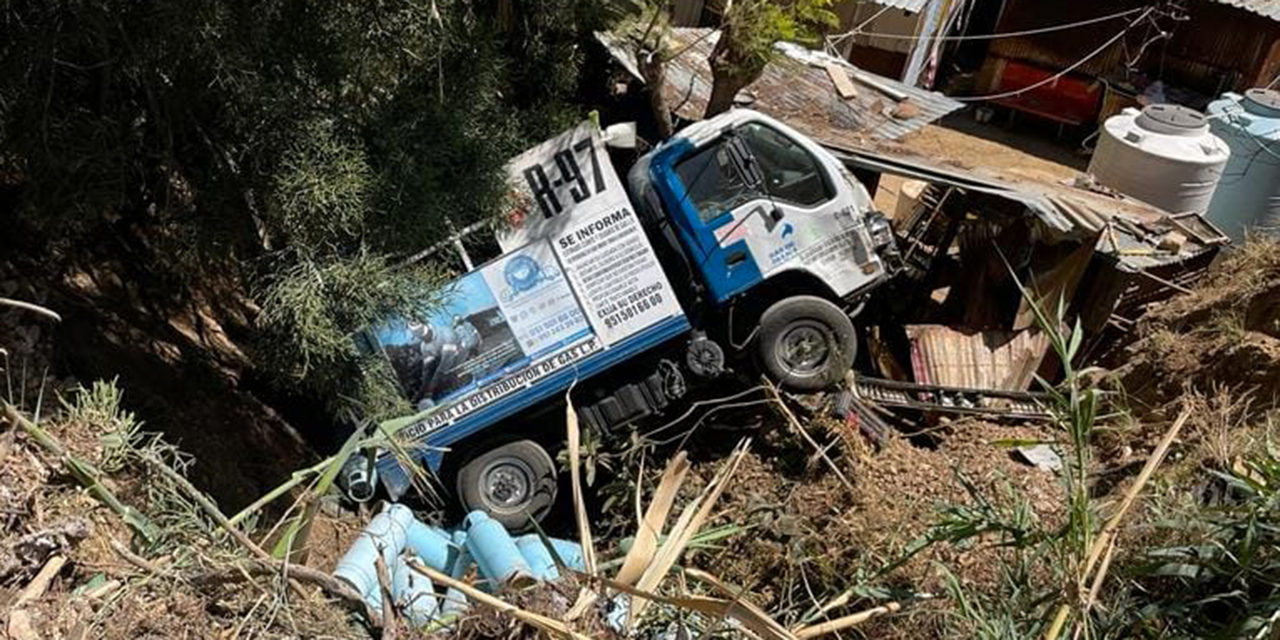 Cae al vacío camión repartidor de gas LP | El Imparcial de Oaxaca
