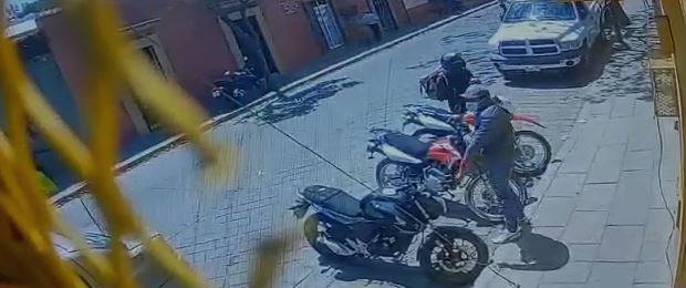 VÍDEO: ¡En menos de un minuto ROBAN motos en Oaxaca! | El Imparcial de Oaxaca