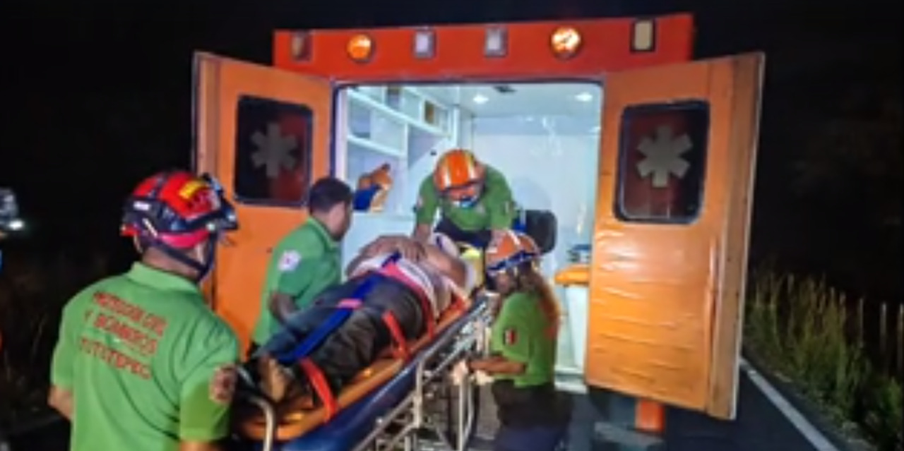 VÍDEO: Rescatan a persona que quedó atrapada en una camioneta, tras accidentarse | El Imparcial de Oaxaca