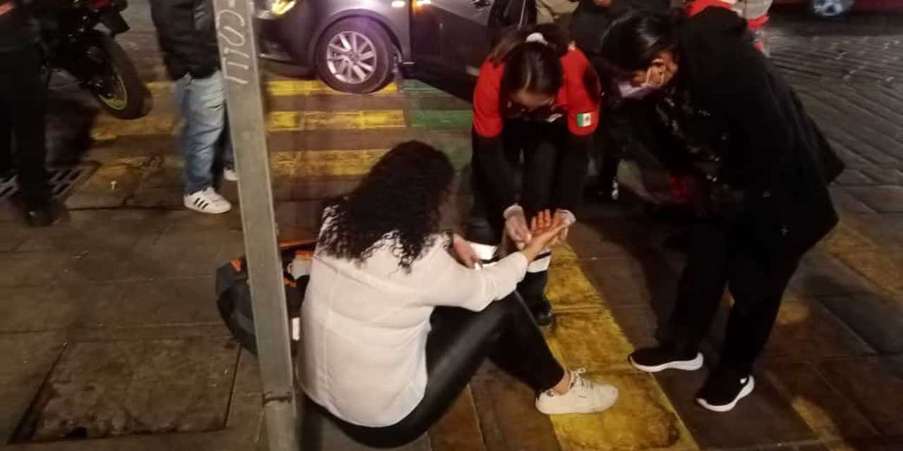 Trasnochaban e impactan a su auto