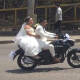 En motocicleta novios se dirigen al altar para jurarse amor eterno