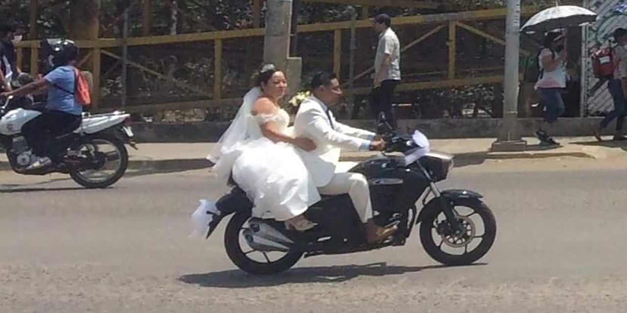 En motocicleta novios se dirigen al altar para jurarse amor eterno | El Imparcial de Oaxaca
