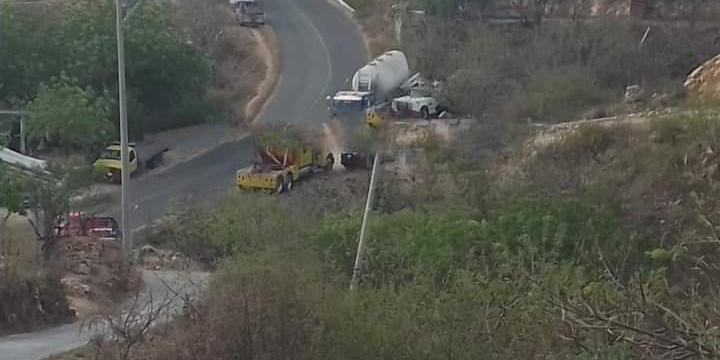 Cae a barranco camión cisterna en la carretera costera | El Imparcial de Oaxaca